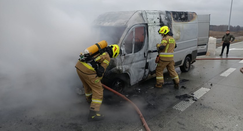 Na zdjęciu strażacy gaszący auto - fot. KP PSP Radomsko 