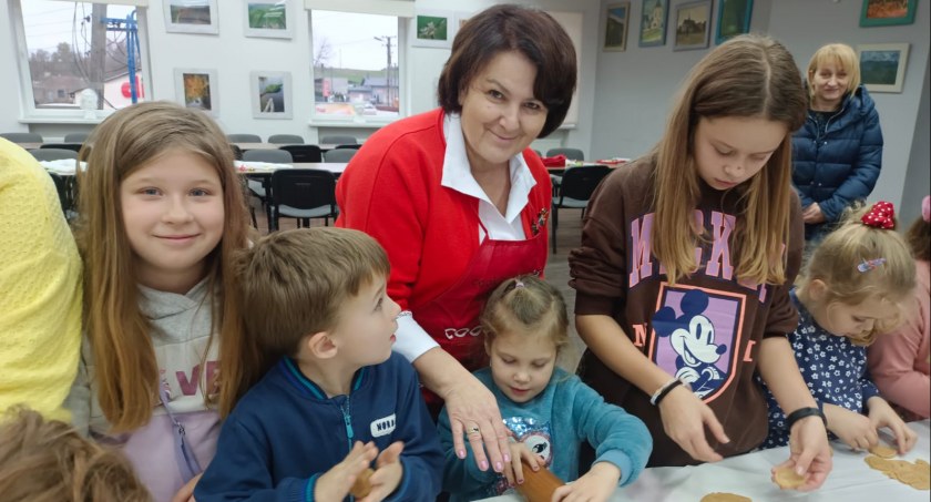Na zdjęciu wójt Wielgomłyn z dziećmi na zajęciach - fot. Facebook/GOKiS Wielgomłyny