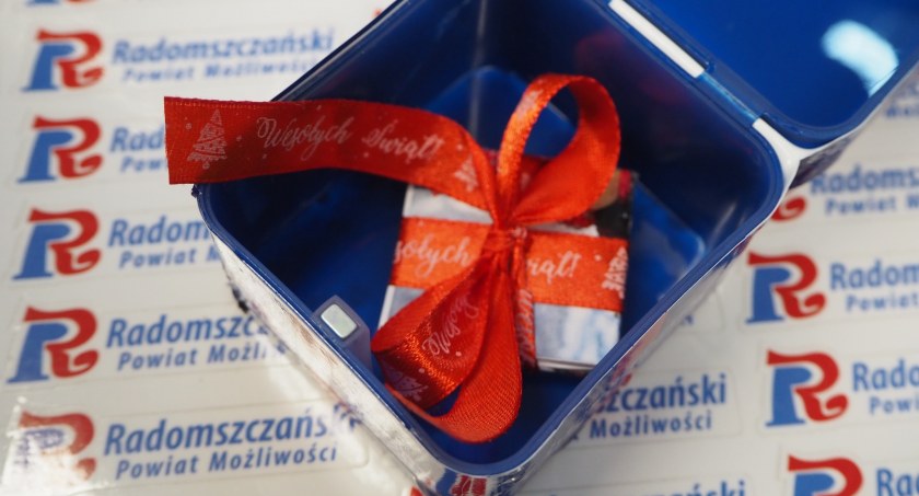 Na zdjęciu skrzynka, którą trzeba będzie odnaleźć - fot. Facebook/Starostwo Powiatowe