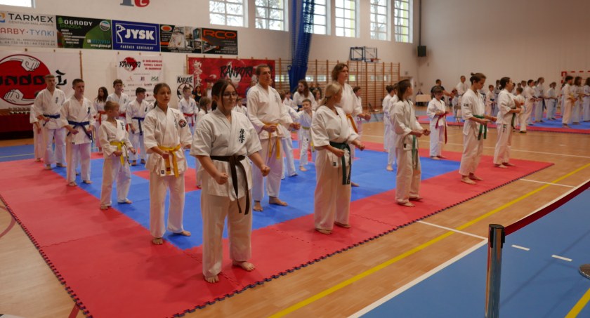 Na zdjęciu karatecy podczas ceremonii otwarcia turnieju