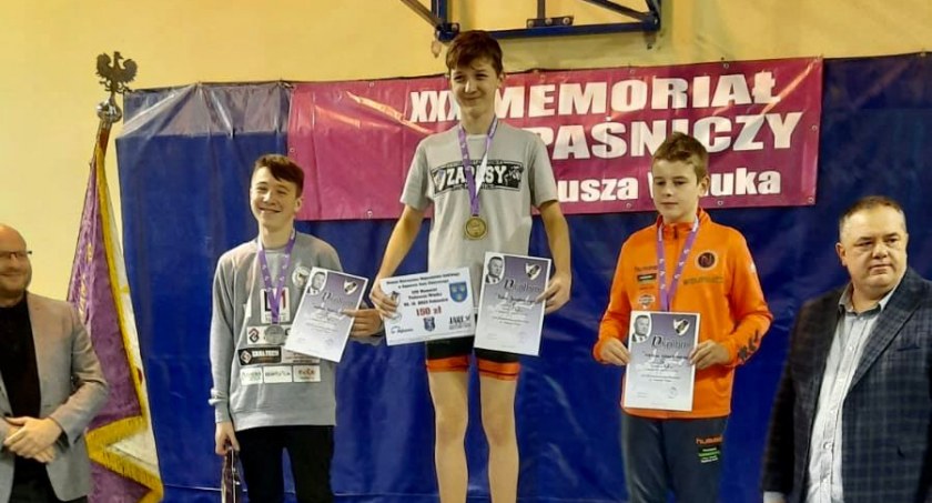 Na zdjęciu nasi zawodnicy na podium 