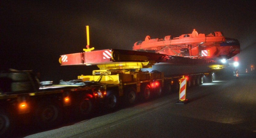 Na zdjęciu transport maszyny TBM - fot. GDDKiA w Łodzi
