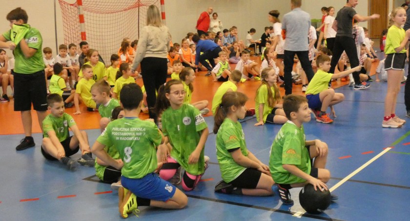 Na zdjęciu uczestnicy mikołajkowego turnieju w miejskiej hali sportowej przy PSP nr 6