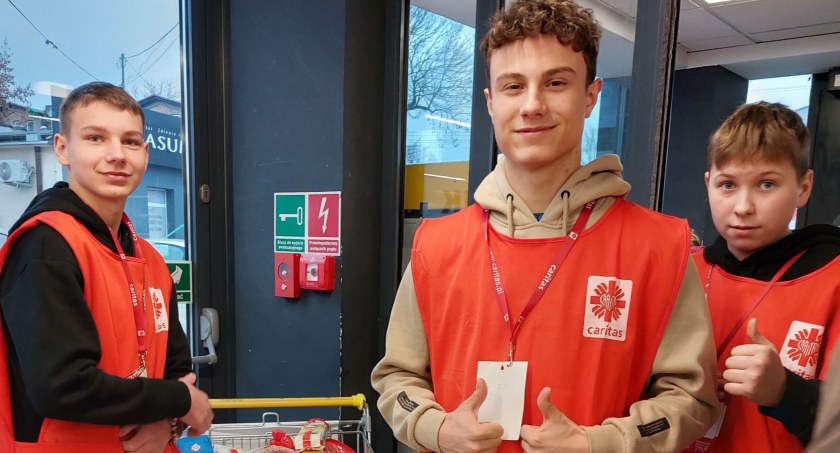 Na zdjęciu uczniowie prowadzący zbiórkę -fot. Facebook/ZSP nr 1
