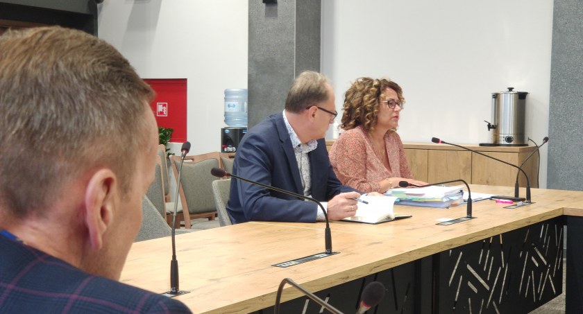 Na zdjęciu prezydent Jarosław Ferenc i skarbniczka miasta Mariola Wypych
