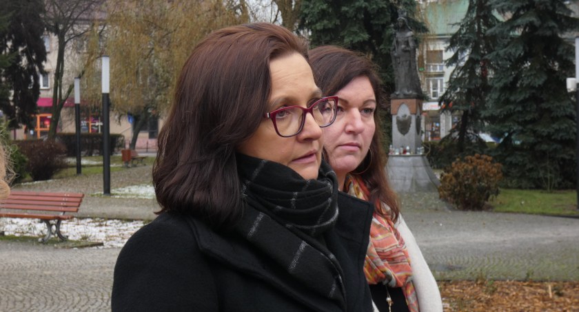 Na zdjęciu posłanka Anita Sowińska, prezes Nowej Lewicy w Łodzi, i wiceprezes Elżbieta Żuraw na konferencji prasowej w Radomsku - środa, 7 grudnia, plac 3 Maja