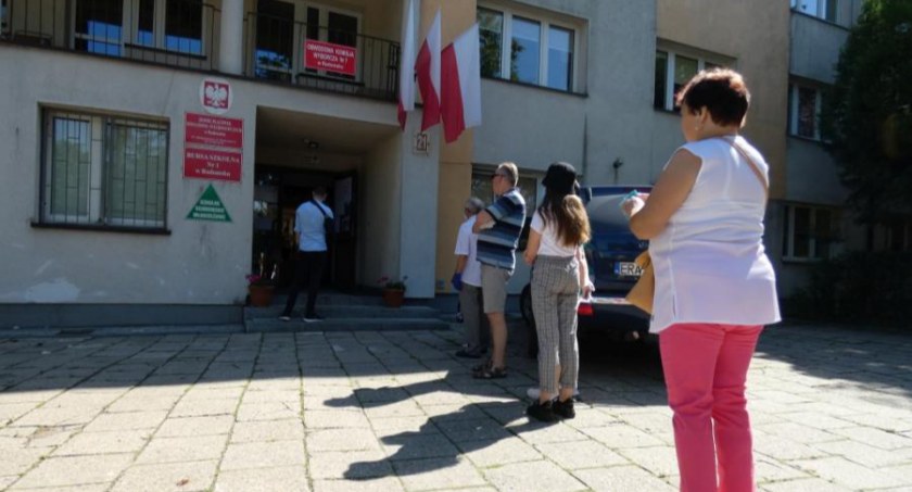 Na zdjęciu: kolejka do lokalu wyborczego w Radomsku, wybory prezydenckie 2020