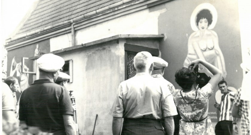Na zdjęciu murale na domu 