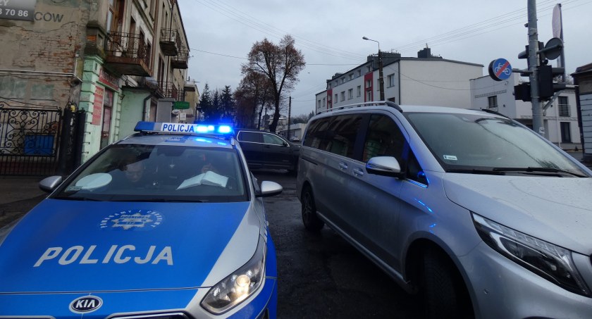 Na zdjęciu radiowóz i samochód, którym kierowała kobieta