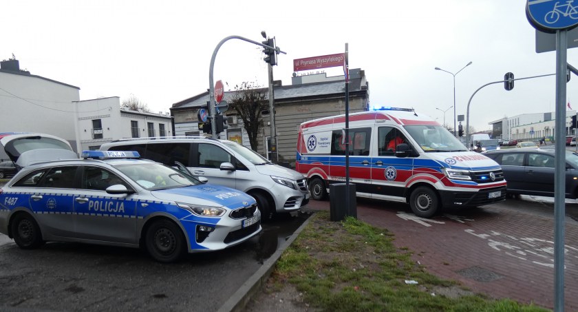 Na zdjęciu radiowóz, samochód sprawczyni potrącenia i karetka pogotowia ratunkowego