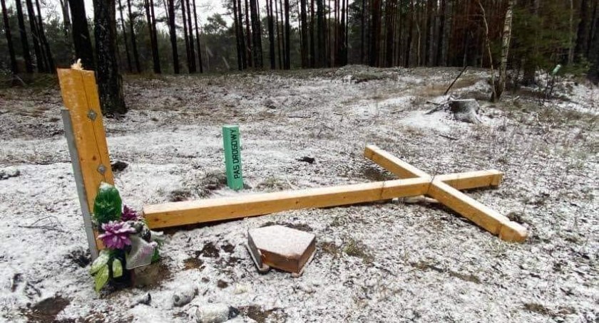 Na zdjęciu upiłowany krzyż w lesie - fot. Facebook/ks. Kamil Chudy