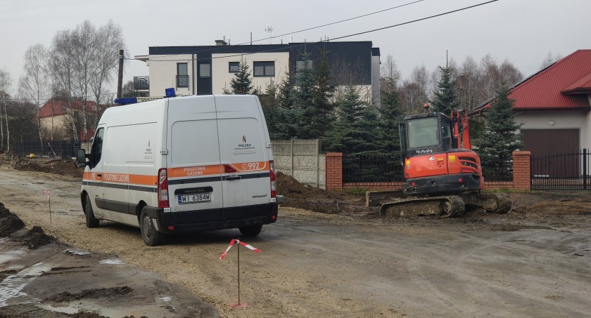 Na zdjęciu samochód Pogotowia Gazowego na ulicy Szarych Szeregów w miejscu awarii