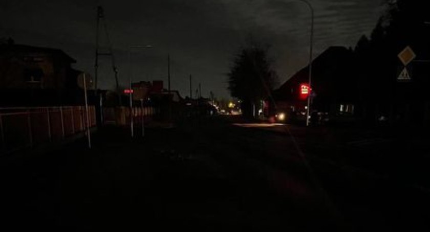 Na zdjęciu ulica ks. Kościowa pogrążona w ciemnościach