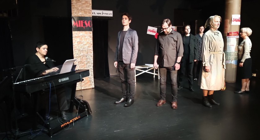 Na zdjęciu recytatorzy ze Sceny Poezji 