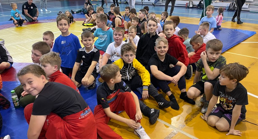 Na zdjęciu młodzi zapaśnicy na zawodach w Moszczenicy
