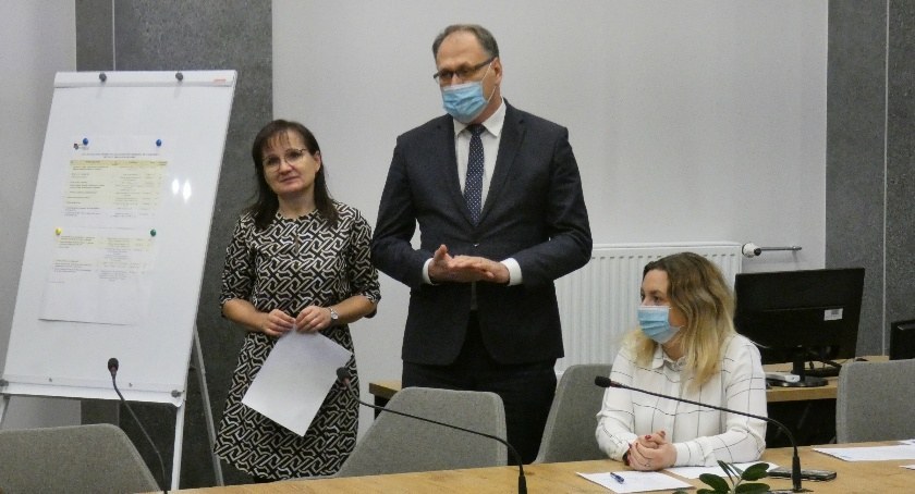 Na zdjęciu Wioletta Marcinkowska, prezydent Jarosław Ferenc i sekretarz Kamila Malinowska-Sztangreciak podczas ogłoszenia wyników głosowanie w poprzedniej edycji- grudzień 2021 