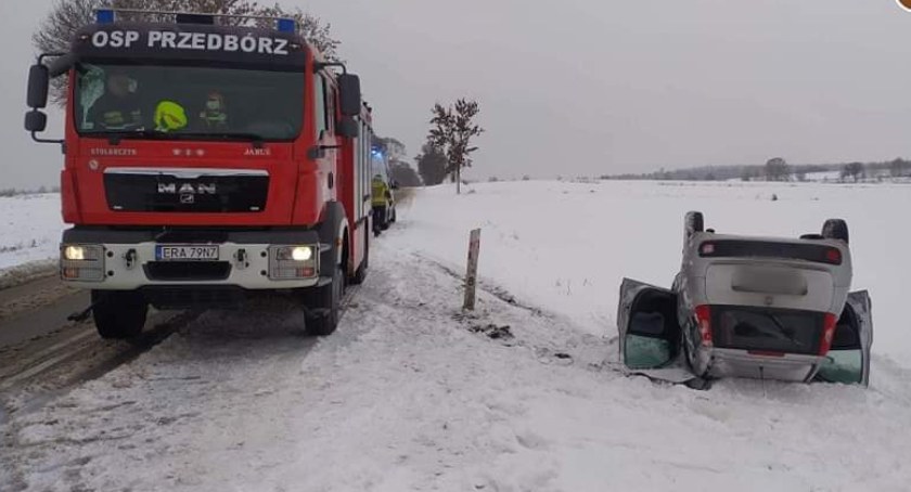 Na zdjęciu wóz straży pożarnej z Przedborza i fiat panda, który wypadł z drogi - fot. Facebook/OSP Przedbórz 