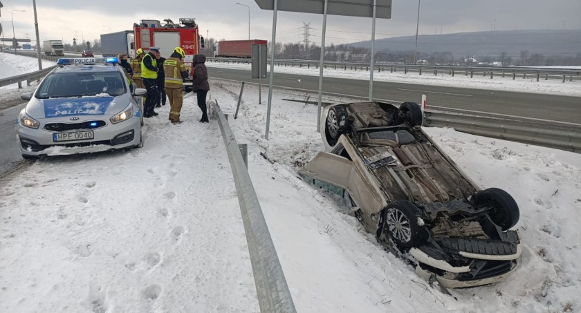 Na zdjęciu samochód, który dachował - fot. KP PSP Radomsko