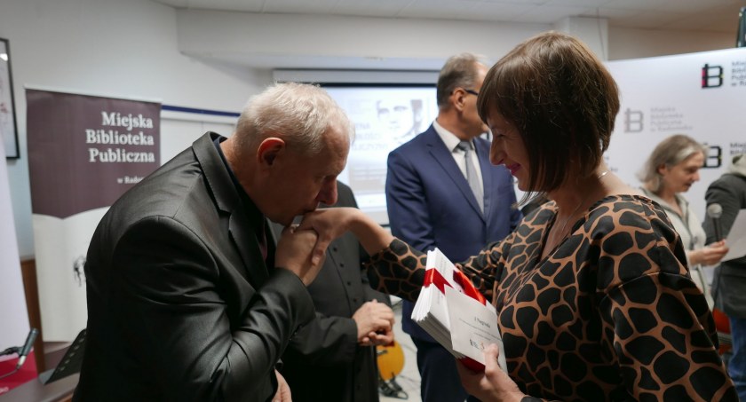 Na zdjęciu Marzena Tyburska odbiera nagrodę i gratulacje od Andrzeja Kucharskiego