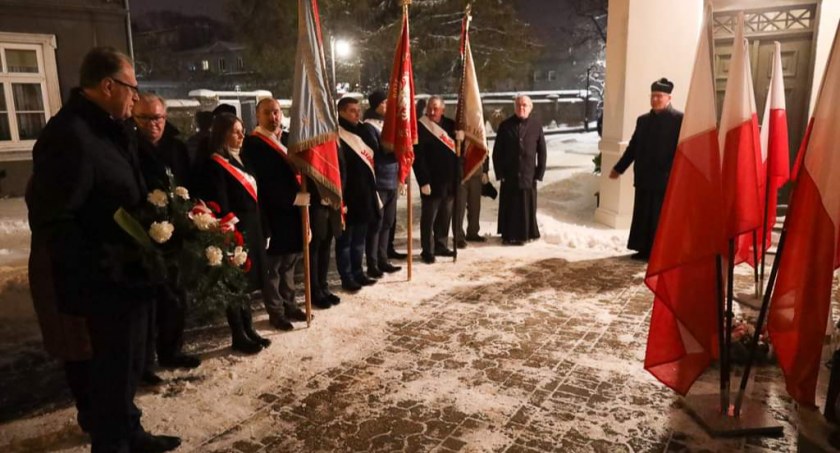 Na zdjęciu uczestnicy mszy składają kwiaty pod tablicą bł. KS. Jerzego Popiełuszki - fot. UM Radomsko 