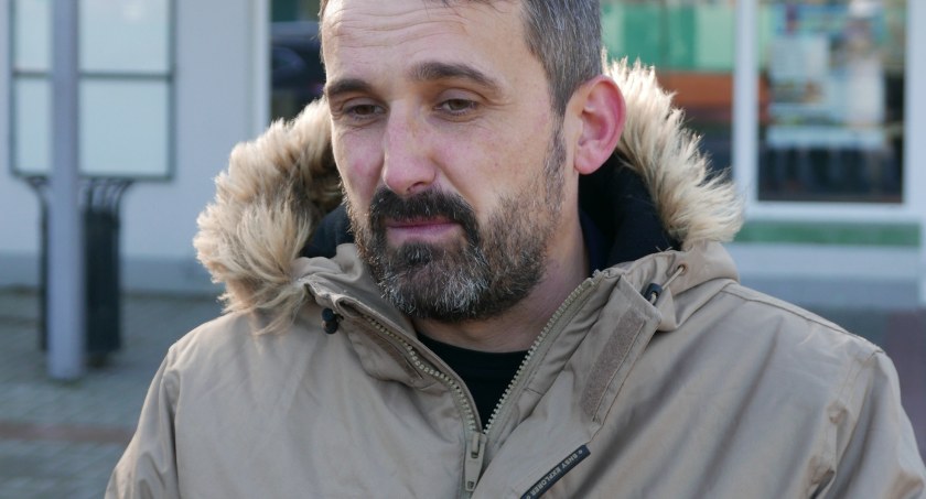 Na zdjęciu radny Radosław Rączkowski podczas konferencji prasowej przed krytą pływalnią