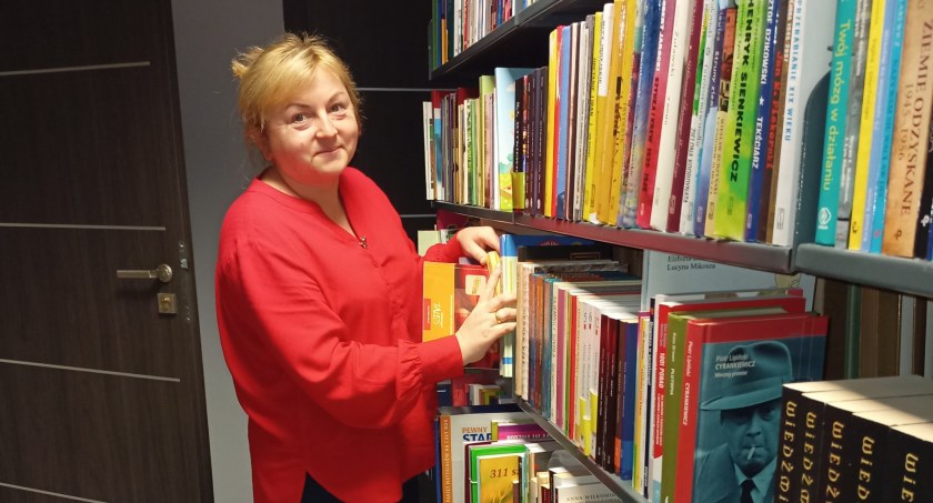 Na zdjęciu Aneta Rakoczy, jedna z pracownic biblioteki