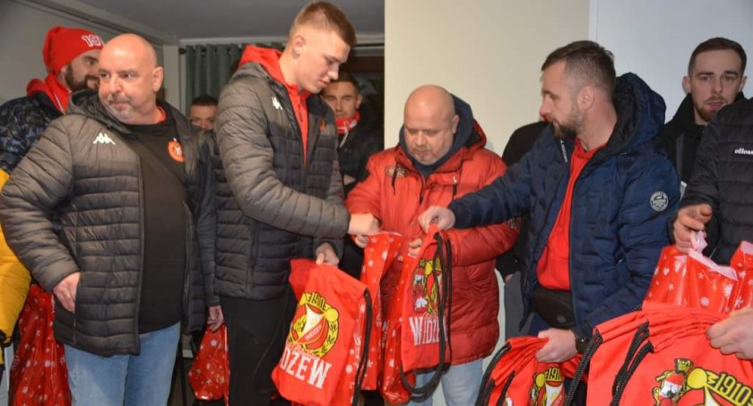 Na zdjęciu piłkarze i kibice Widzewa z prezentami - fot. Facebook/Starostwo Powiatowe 