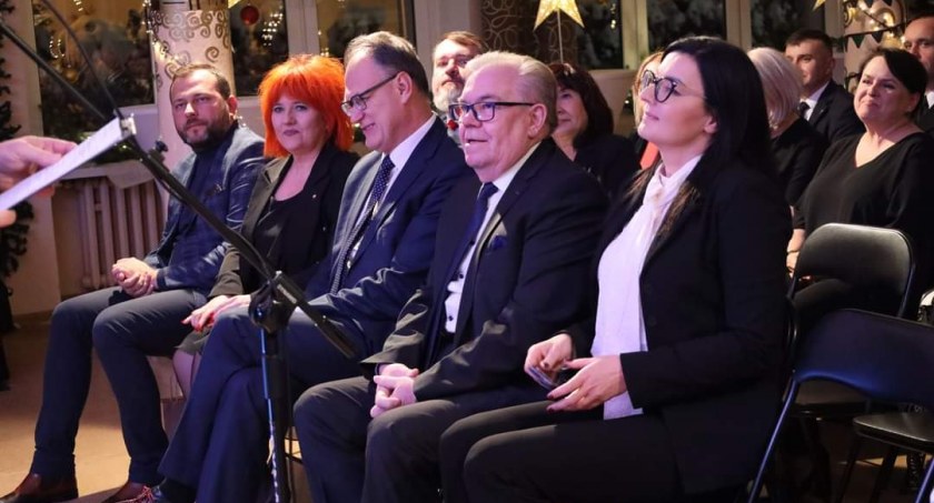 Na zdjęciu starosta Beata Pokora, przewodniczący rady miejskiej Tadeusz Kubak, prezydent Jarosław Ferenc, wiceprzewodnicząca rady powiatu Edyta Sapis-Drozdek i nieetatowy członek zarządu powiatu Michał Koski - fot. Facebook/UM Radomsko 
