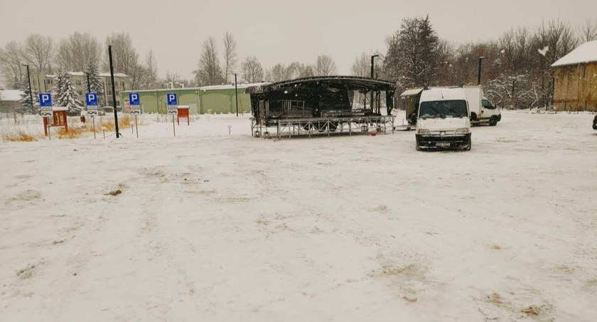 Na zdjęciu scena na nowym parkingu przy ulicy Reymonta - fot. Facebook/ UM Radomsko 