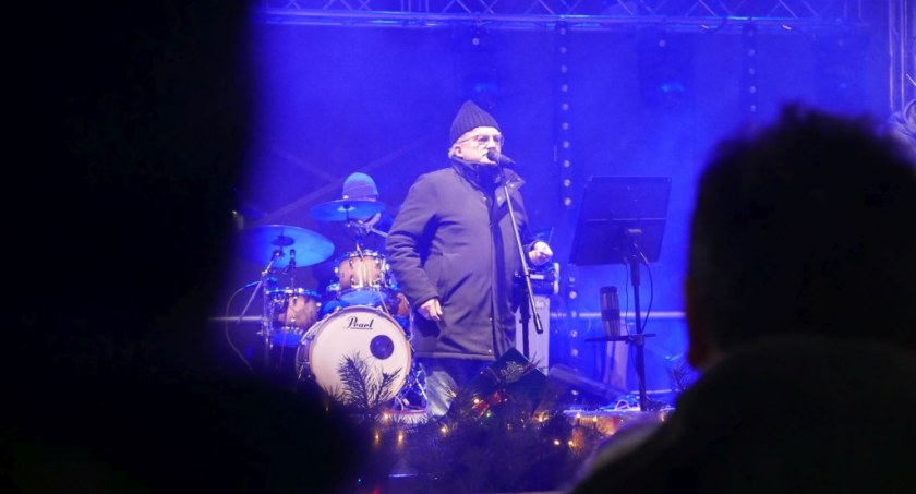 Na zdjęciu Felicjan Andrzejczak na scenie na parkingu przy Reymonta