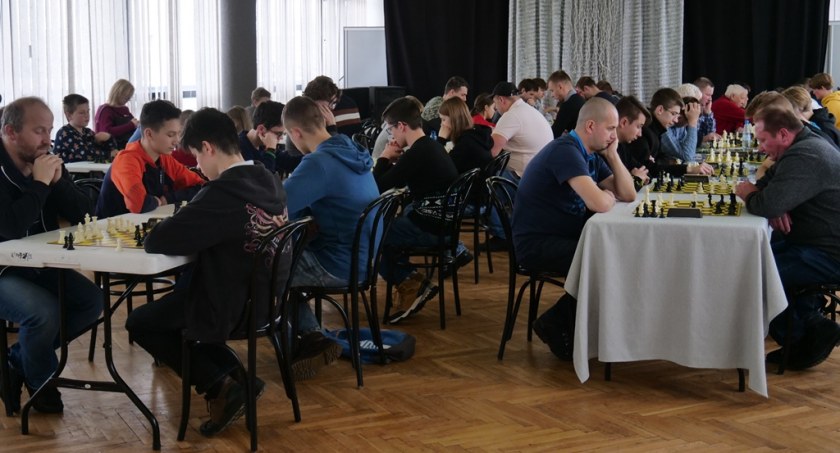 Na zdjęciu szachiści, którzy zagrali w niedzielę w MDK - fot. Facebook/MDK Radomsko
