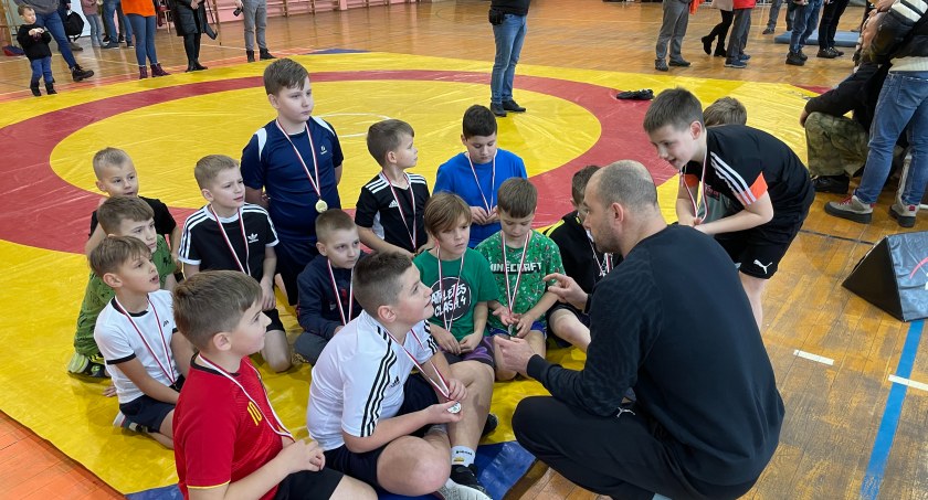 Na zdjęciu nasi młodzi zapaśnicy 