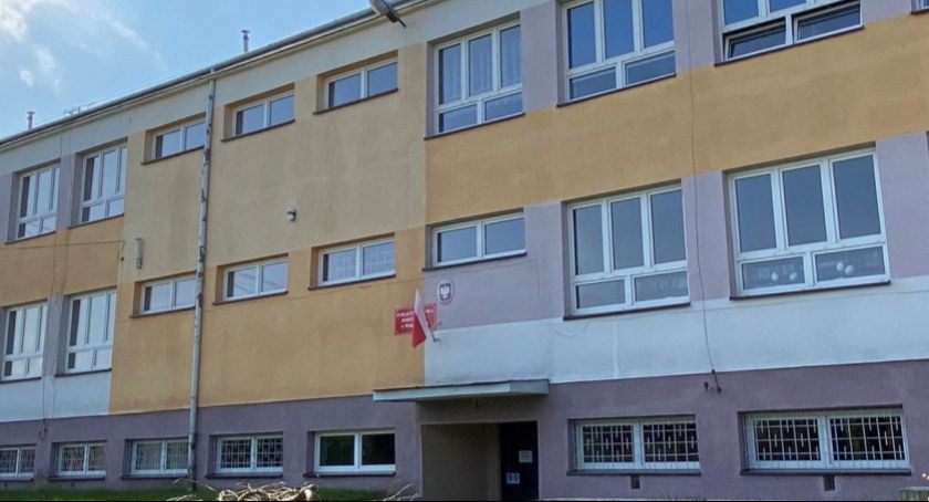 Na zdjęciu szkoła w Wielgomłynach