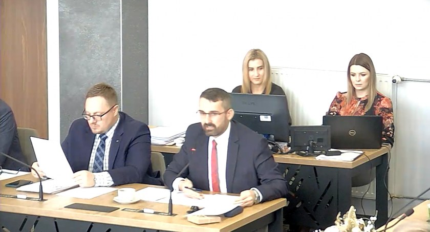 Na zdjęciu radni na sesji - zrzut ekranu