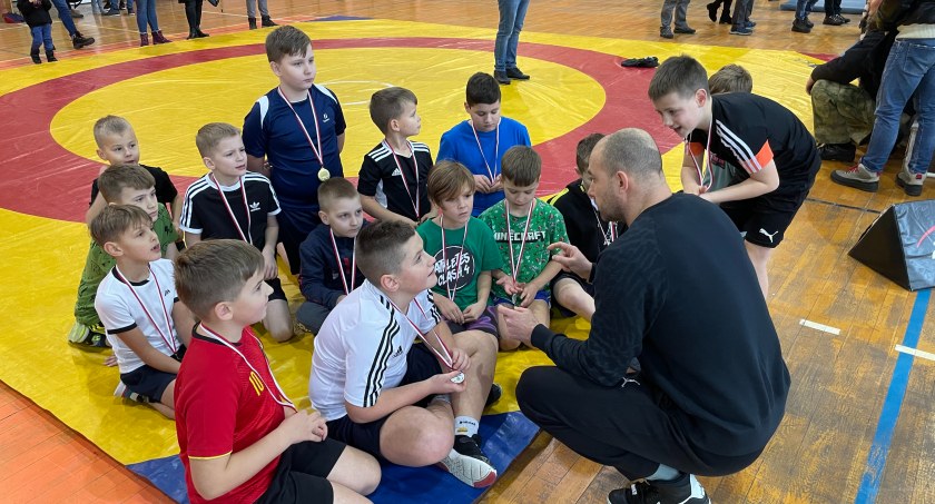 Na zdjęciu młodzi zapaśnicy