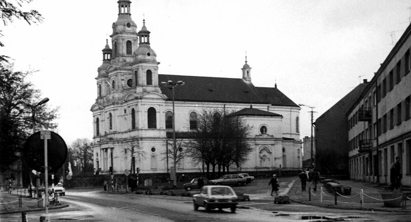 Na zdjęciu kościół farny, rok 1989. Fot. Jacek Kaszyński