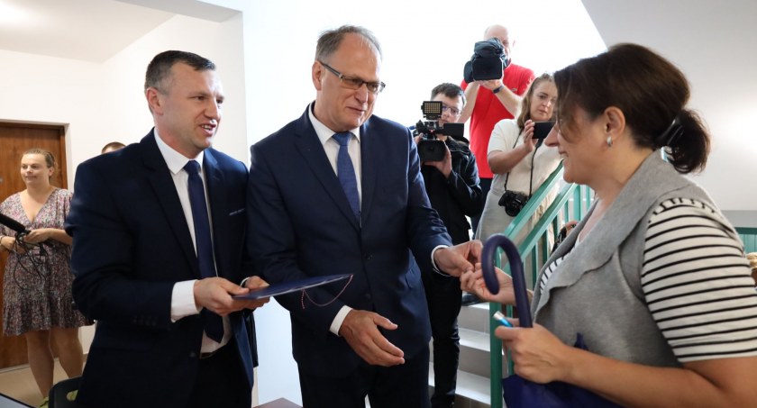 Na zdjęciu Krzysztof Górnik i Jarosław Ferenc wręczają klucze lokatorom bloków TBS - fot. Facebook/TBS