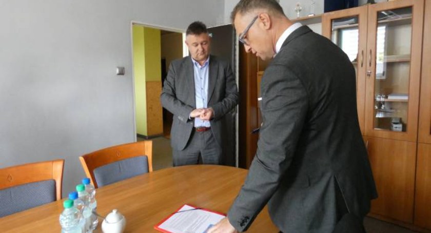 Na zdjęciu: prezes Zbigniew Rybczyński i radny Rafał Dębski
