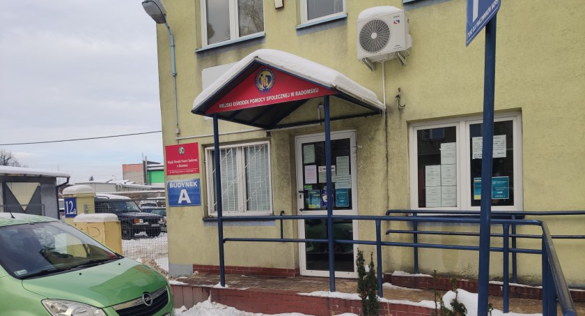 Na zdjęciu wejście do Miejskiego Ośrodka Pomocy Społecznej