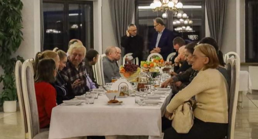 Na zdjęciu uczestnicy spotkania wigilijnego w Zameczku - fot. Facebook/UM Radomsko 