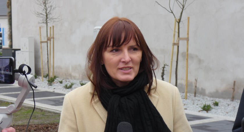 Na zdjęciu wiceprezydent Monika Andrysiak podczas konferencji prasowej na nowym parkingu przy Reymonta, 14 listopada