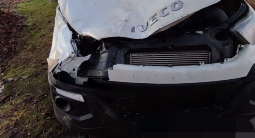 Na zdjęciu rozbite Iveco - fot. KPP Radomsko 