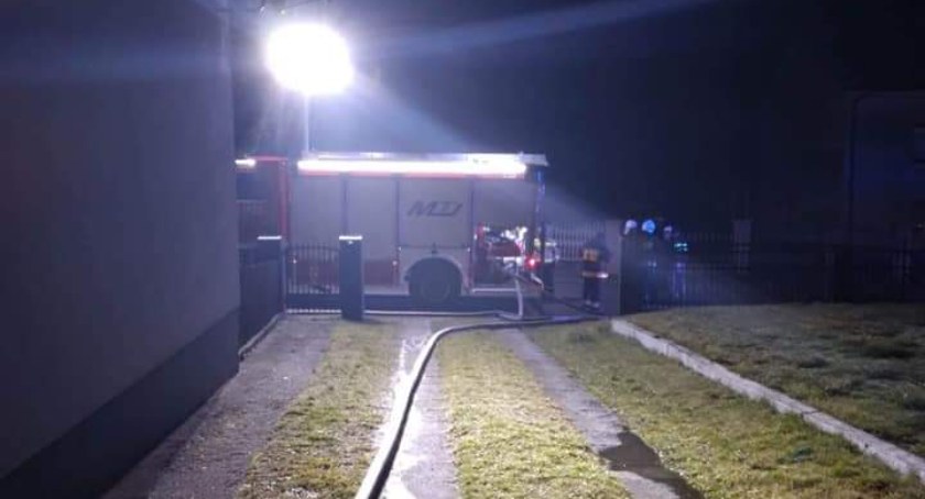 Na zdjęciu wóz strażacki ma miejscu pożaru - fot. OSP Wielgomłyny 