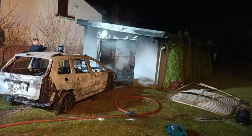 Na zdjęciu spalony samochód. - fot. OSP Kamieńsk 