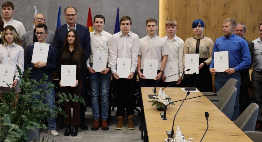 Na zdjęciu sportowcy i prezydent Jarosław Ferenc - fot. UM Radomsko
