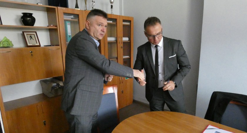 Na zdjęciu: Prezes PGK Zbigniew Rybczyński i radny KO Rafał Dębski w siedzibie spółki