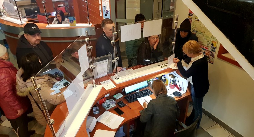 Na zdjęciu kolejka po karty uprawniające do bezpłatnych przejazdów MPK w punkcie w UM - fot. Facebook/UM Radomsko