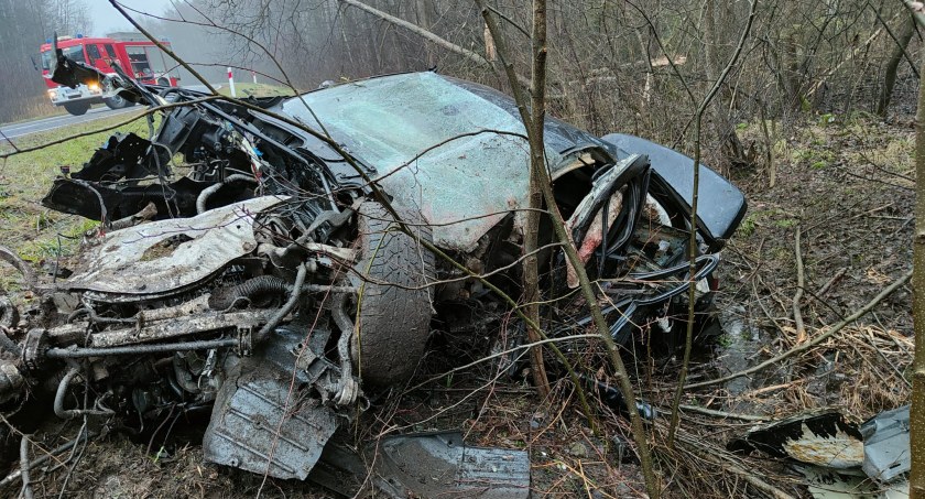 Na zdjęciu samochód, który uderzył w drzewo - fot. KP PSP Radomsko 