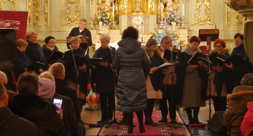 Na zdjęciu kolędujące członkinie UTW - fot. Facebook/MDK Radomsko