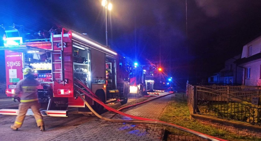 Na zdjęciu strażacy walczący z pożarem - fot. Facebook/OSP Krzywanice